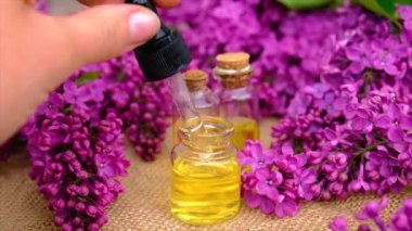 Leylak yağı ve özü küçük bir şişede. Seçici odak.