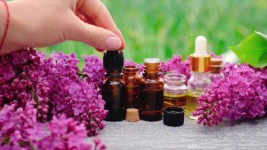 Leylak yağı ve özü küçük bir şişede. Seçici odak.