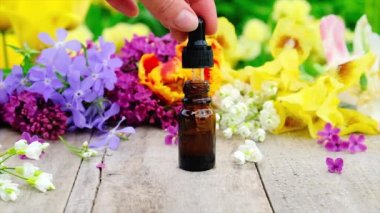 Gerekli yağ ve çiçek özü küçük bir şişede. Seçici odak.