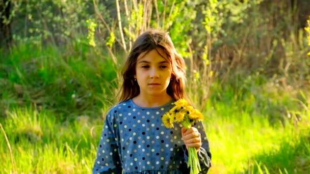 Çocuğun çiçeklere alerjisi var. Seçici odak. — Stok video
