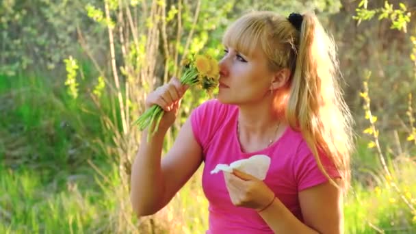 La donna è allergica ai fiori. Focus selettivo. — Video Stock