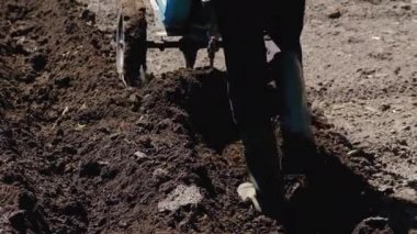 Traktörlü bir sabanla sebze bahçesi diye bağırmak. Seçici odak.