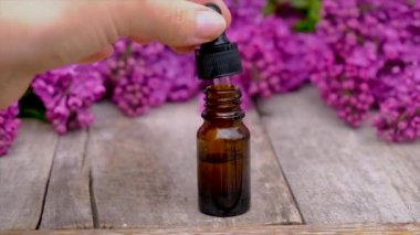 Gerekli yağ ve çiçek özü küçük bir şişede. Seçici odak.