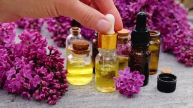 Leylak yağı ve özü küçük bir şişede. Seçici odak.