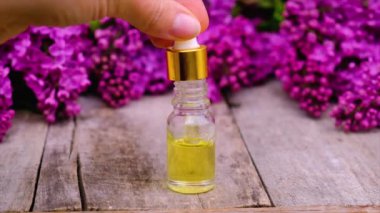 Gerekli yağ ve çiçek özü küçük bir şişede. Seçici odak.