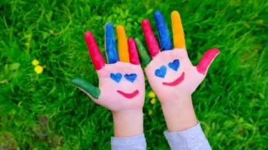 Boyayla boyanmış çocuk eli. Seçici odak.