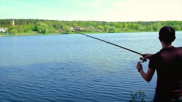 Des pêcheurs pêchent sur le lac. Concentration sélective. — Video