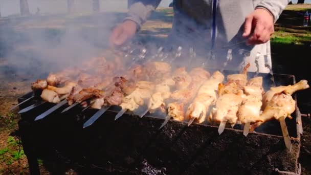 A man fries a kebab on the grill. Selective focus. — Vídeo de Stock