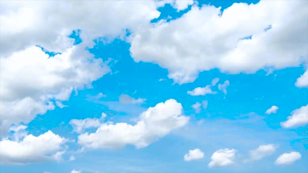 Die Wolken sind weiß am Himmel. Selektiver Fokus. — Stockvideo