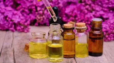 Leylak yağı ve özü küçük bir şişede. Seçici odak.