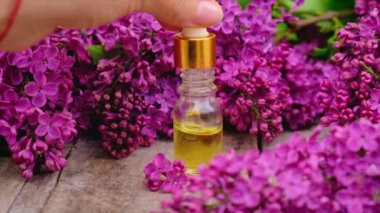 Leylak yağı ve özü küçük bir şişede. Seçici odak.