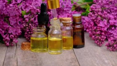 Leylak yağı ve özü küçük bir şişede. Seçici odak.