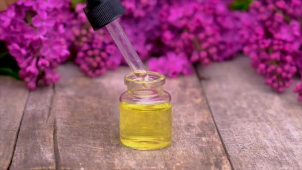 Lilac eterisk olja och extrakt i en liten flaska. Selektiv inriktning. — Stockvideo