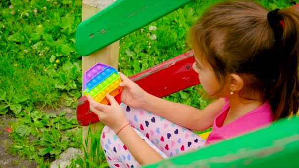 Barnet spiller anti-stress pop det i hans hænder. Selektivt fokus. – Stock-video
