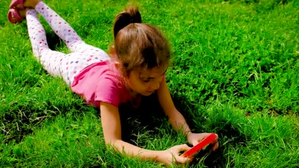 Dítě hraje antistresovou hru a strká si ji do rukou. Selektivní zaměření. — Stock video