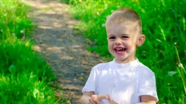 Çocuk bardaktan su içiyor. Seçici odak.