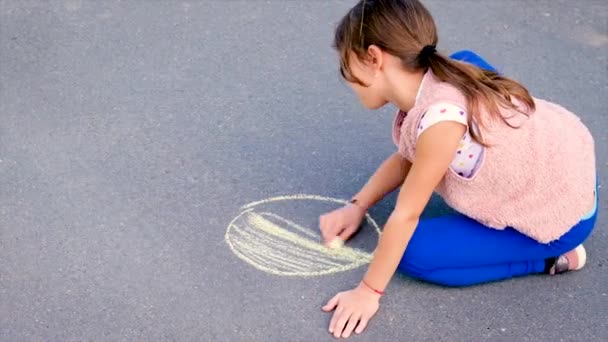 Το παιδί ζωγραφίζει τον ήλιο στο πεζοδρόμιο. Επιλεκτική εστίαση. — Αρχείο Βίντεο