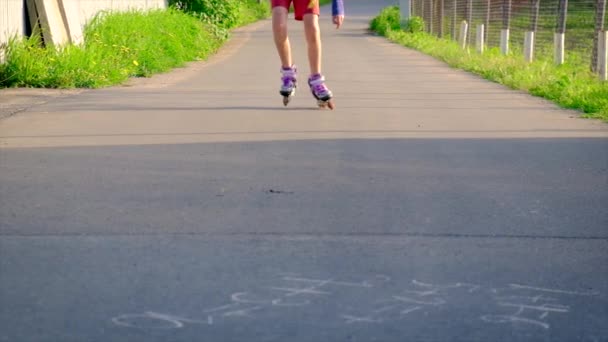 Het kind rolschaatst op straat. Selectieve focus. — Stockvideo