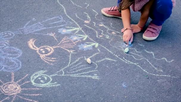Το παιδί ζωγραφίζει μια οικογένεια στην άσφαλτο. Επιλεκτική εστίαση. — Αρχείο Βίντεο