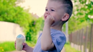 Çocuk sokakta gülümsüyor. Seçici odak.