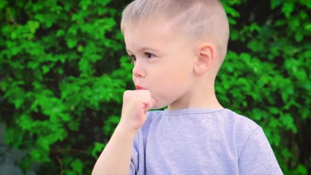 Il bambino sta mangiando un lecca-lecca. Focus selettivo. — Video Stock