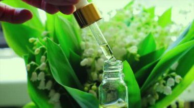 Vadi Zambağı küçük bir şişede özütüyor. Seçici odak.