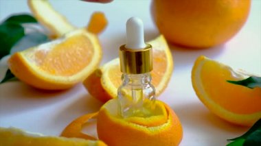 Portakal yağı küçük bir şişede. Seçici odak.