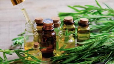 Biberiye yağı küçük bir şişede. Seçici odak.