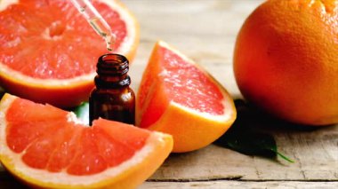 Küçük bir şişede greyfurt yağı. Seçici odak.