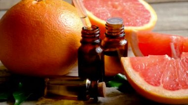 Küçük bir şişede greyfurt yağı. Seçici odak.