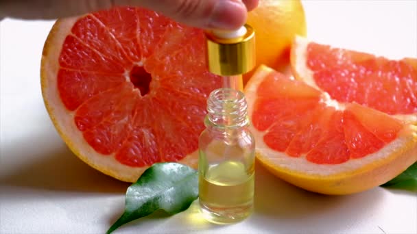 Grapefruit etherische olie in een flesje. Selectieve focus. — Stockvideo