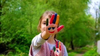 Boyayla boyanmış çocuk eli. Seçici odak.