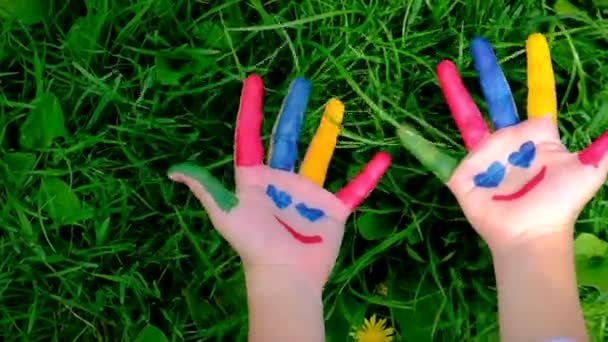 絵の具で描いた子供の手。選択的焦点. — ストック動画