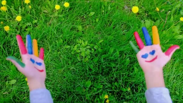 Niño pintado a mano con pinturas. Enfoque selectivo. — Vídeos de Stock