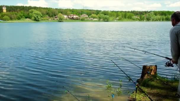 Des pêcheurs pêchent sur le lac. Concentration sélective. — Video