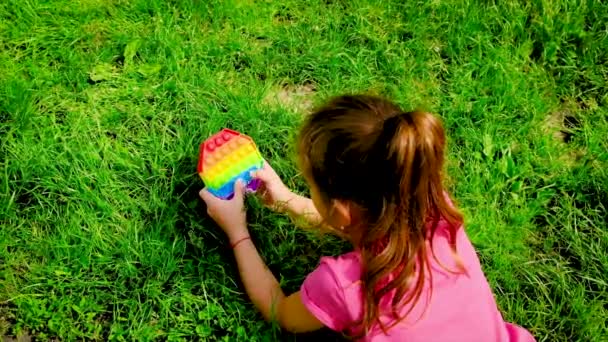 A gyerek stresszoldót játszik, és a kezébe nyomja. Szelektív fókusz. — Stock videók