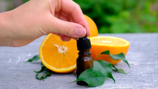 Αιθέριο έλαιο πορτοκαλιού σε ένα μικρό μπουκάλι. Επιλεκτική εστίαση. — Αρχείο Βίντεο