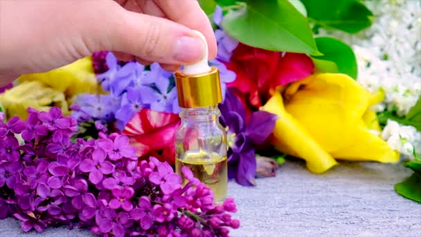 Aceite esencial y extracto de flor en una botella pequeña. Enfoque selectivo. — Vídeos de Stock