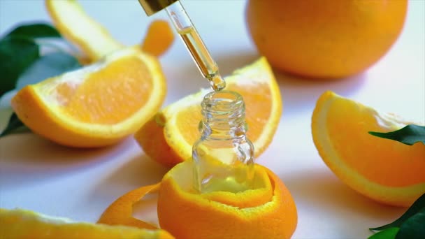 Oranje etherische olie in een flesje. Selectieve focus. — Stockvideo