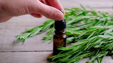 Biberiye yağı küçük bir şişede. Seçici odak.