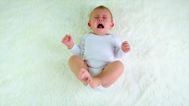 Das kleine Baby weint. Selektiver Fokus. — Stockvideo