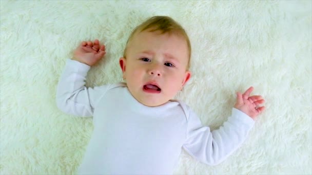아기가 울고 있어요. 선택적 초점. — 비디오