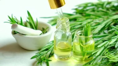 Biberiye yağı küçük bir şişede. Seçici odak.