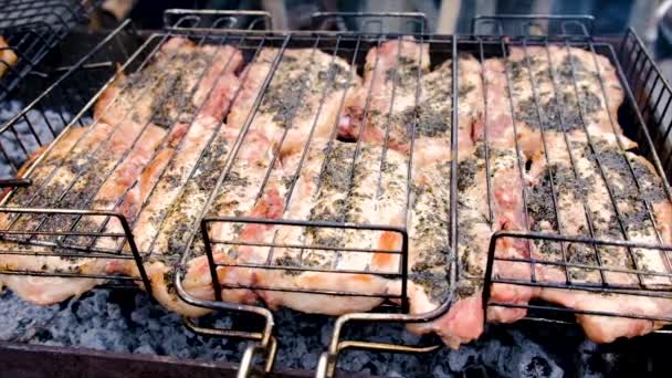 La carne es asada sobre un fuego. Enfoque selectivo. — Vídeos de Stock