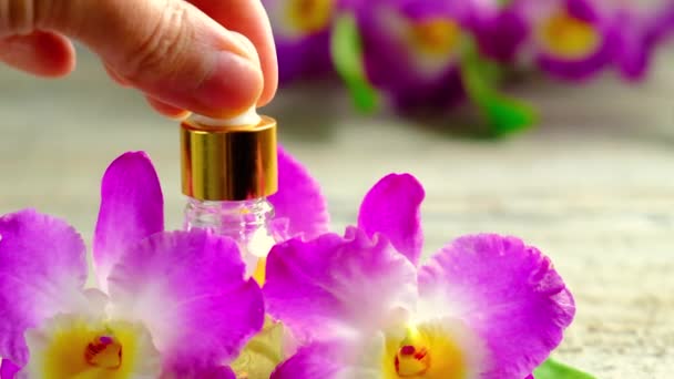 Ätherisches Orchideenöl in einem kleinen Fläschchen. Selektiver Fokus. — Stockvideo