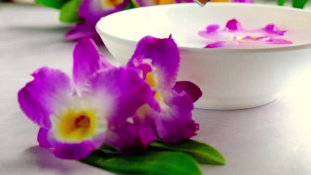 Bagno delle mani dell'olio essenziale del Orchid. Focus selettivo. — Video Stock