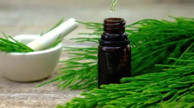 Küçük bir şişede at kuyruğu tentürü. Seçici odak.