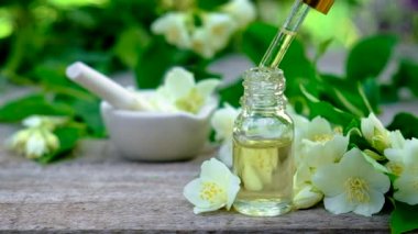 Yasemin yağı küçük bir şişede. Seçici odak.