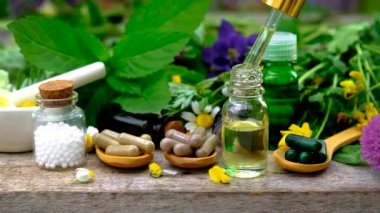 Homeopati, küçük bir şişedeki şifalı bitkilerin tentürü. Seçici odak.