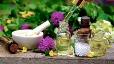 Homeopati, küçük bir şişedeki şifalı bitkilerin tentürü. Seçici odak.